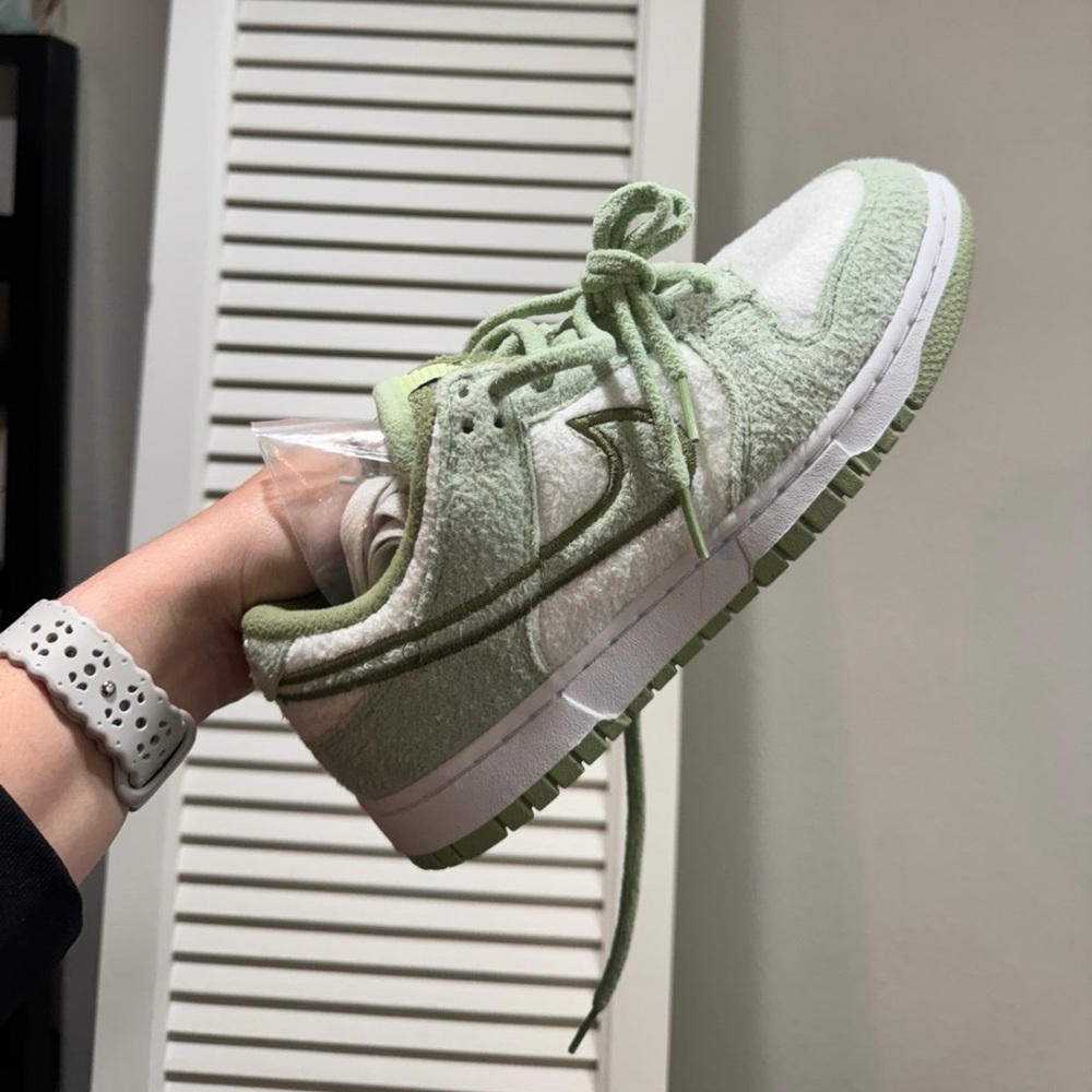 Nike Dunks Low Fleece Green NWOT
Size: 8 women’s, 6.5 men’s